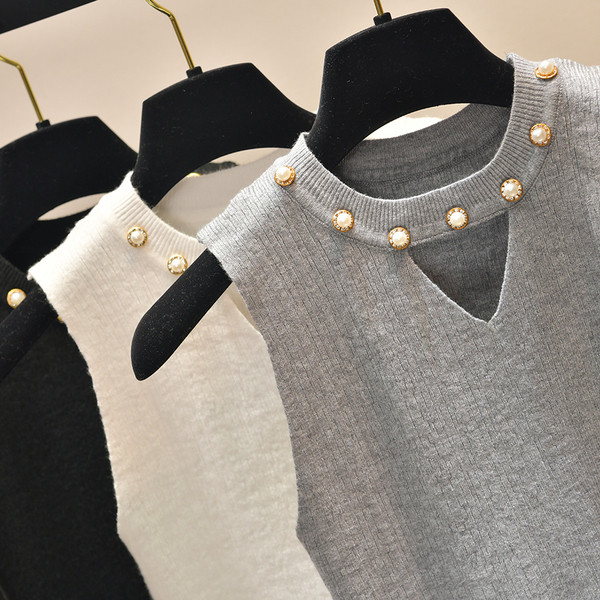 Kötött női felső, kivágott résszel és gyöngyökkel