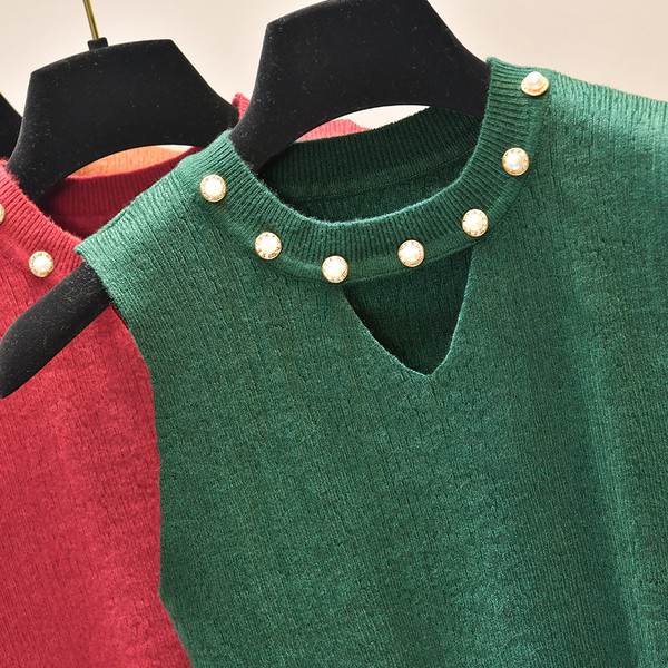 Kötött női felső, kivágott résszel és gyöngyökkel