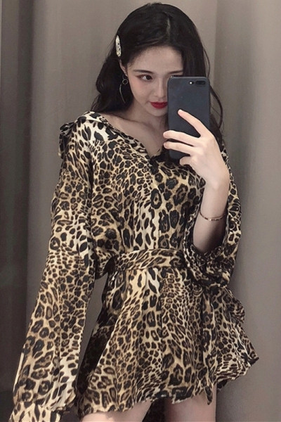 Praegune naiste kleit leopardimustri ja spitsikaelusega