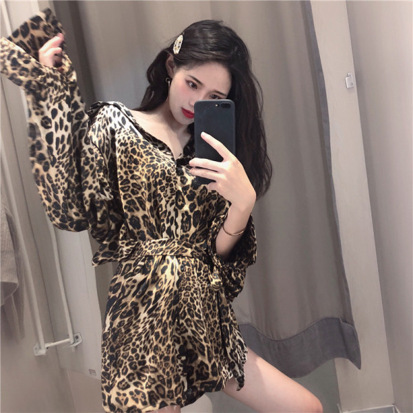 Praegune naiste kleit leopardimustri ja spitsikaelusega