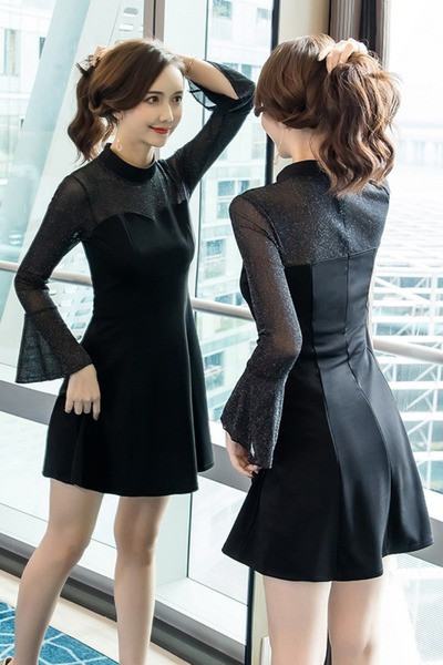 Stilinga moteriška juoda suknelė ilgomis rankovėmis ir žema apykakle