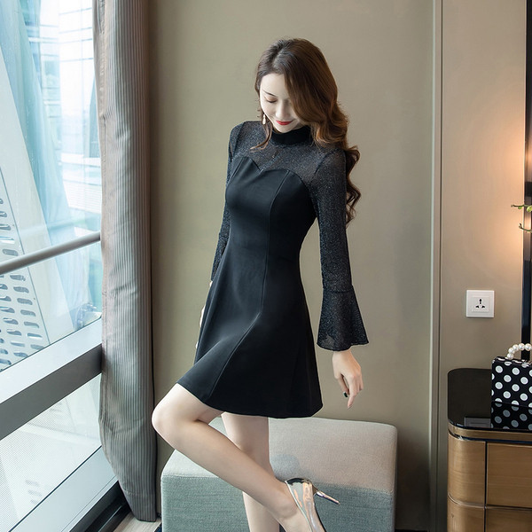 Stilinga moteriška juoda suknelė ilgomis rankovėmis ir žema apykakle