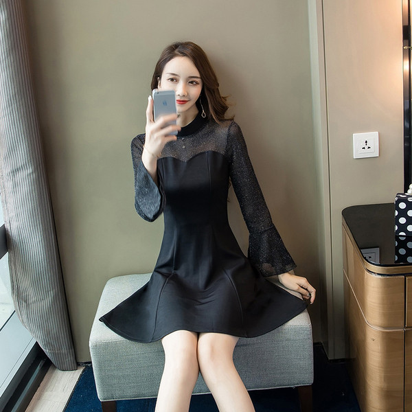 Stilinga moteriška juoda suknelė ilgomis rankovėmis ir žema apykakle