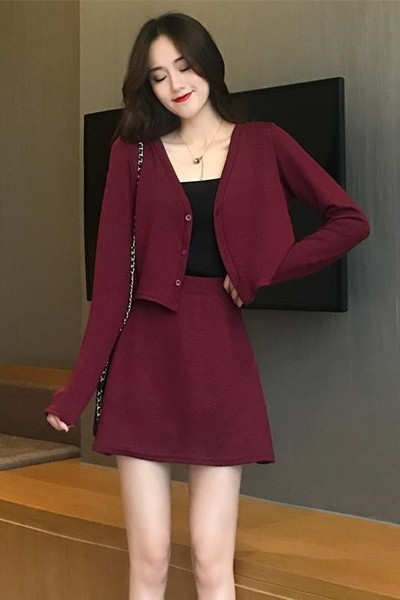 Moderns sieviešu komplekts no svārkiem un jakas ar augstu jostasvietu ar pogām