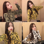 Prigludusi moteriška palaidinė su užrašais ir aukšta apykakle