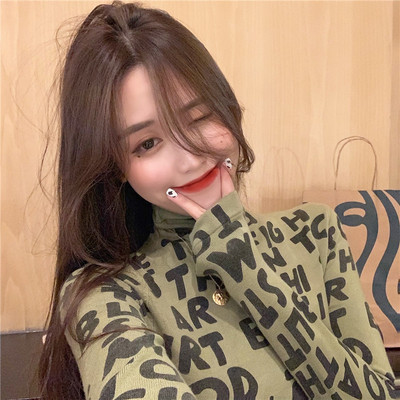 Prigludusi moteriška palaidinė su užrašais ir aukšta apykakle