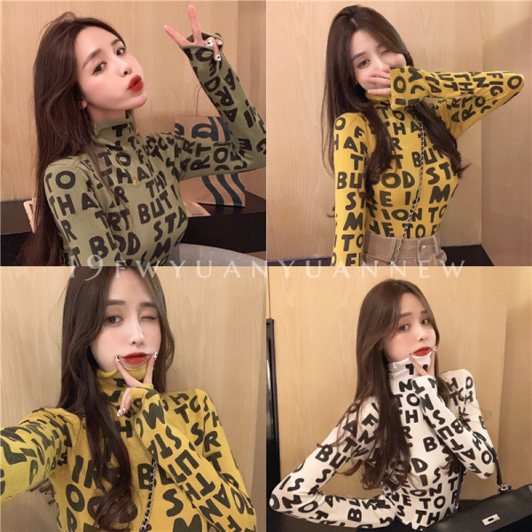 Prigludusi moteriška palaidinė su užrašais ir aukšta apykakle