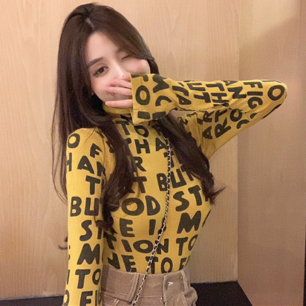 Prigludusi moteriška palaidinė su užrašais ir aukšta apykakle