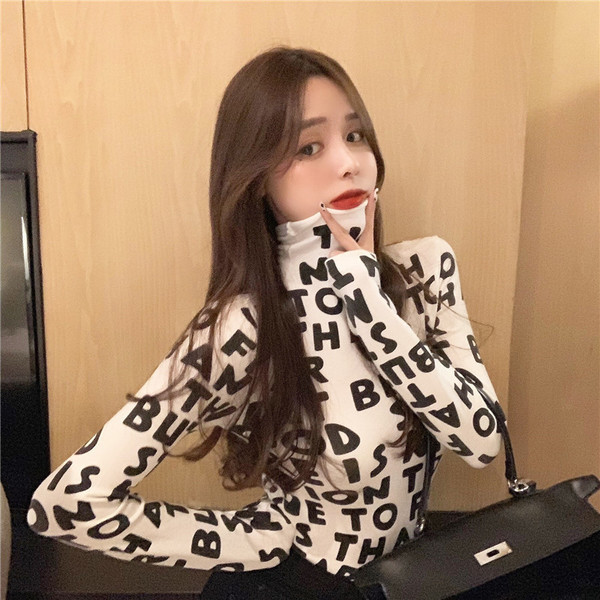 Prigludusi moteriška palaidinė su užrašais ir aukšta apykakle