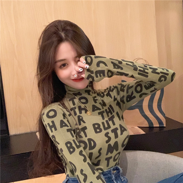 Prigludusi moteriška palaidinė su užrašais ir aukšta apykakle