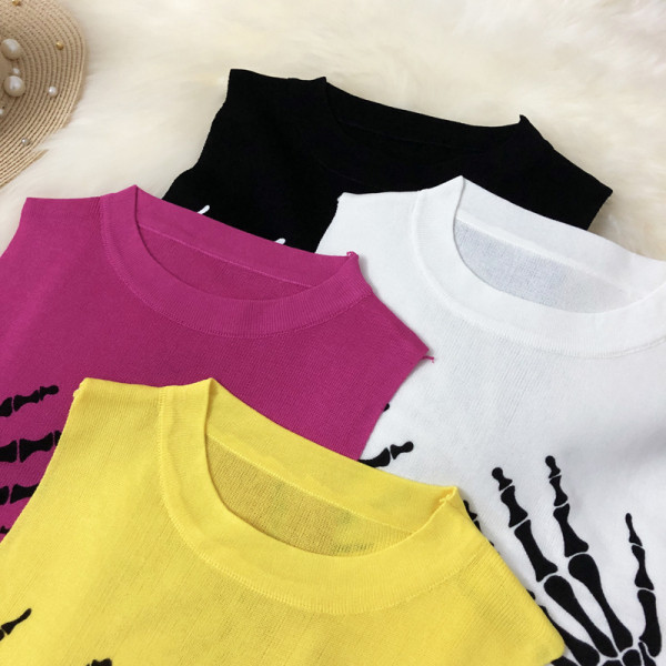 Maieu scurt de damă cu decolteu oval și aplicație