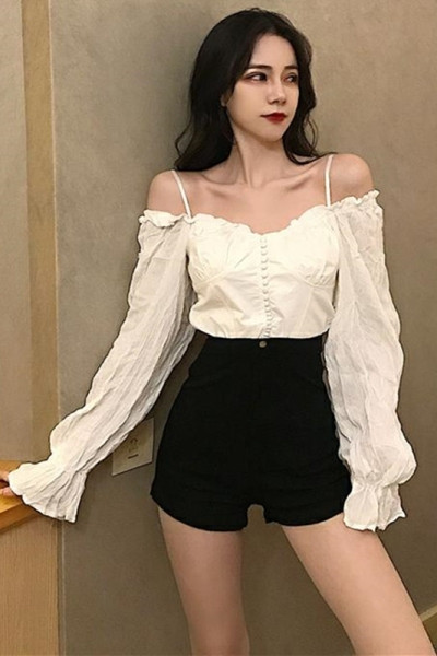 Fehér női ing ejtett ujjakkal, vékony pántokkal