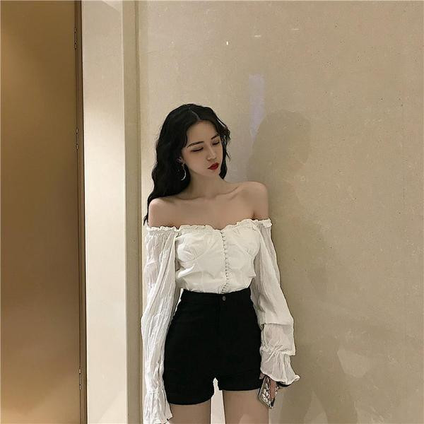 Fehér női ing ejtett ujjakkal, vékony pántokkal