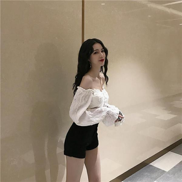 Fehér női ing ejtett ujjakkal, vékony pántokkal