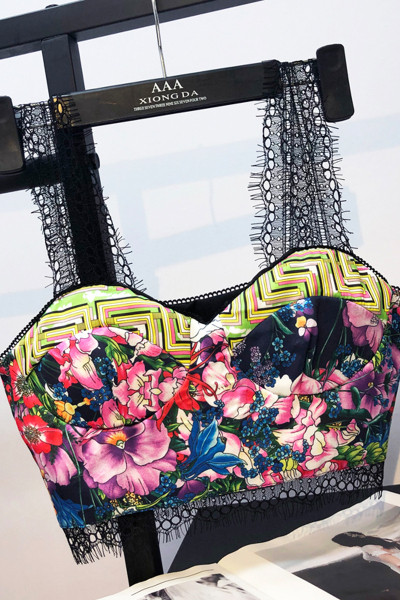 Bustiera scurta moderna de dama cu model floral si bretele din dantela