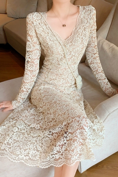 Női csipke ruha spitz nyakkivágással - közepes hosszúságú