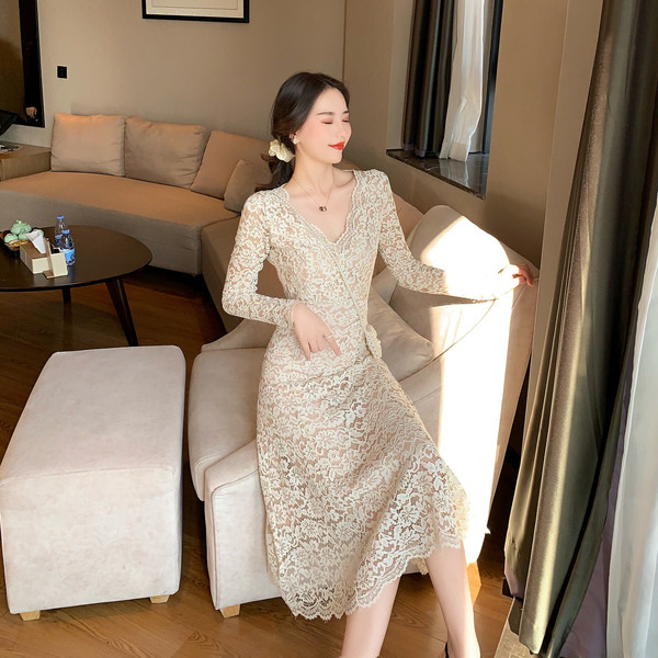 Női csipke ruha spitz nyakkivágással - közepes hosszúságú