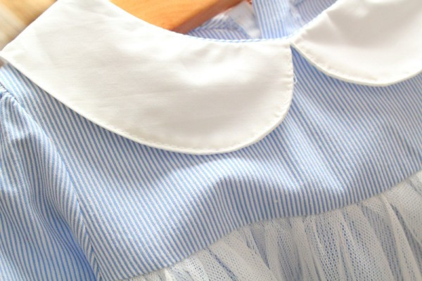 Rochie copii model in dungi cu decolteu oval si tul pentru fete