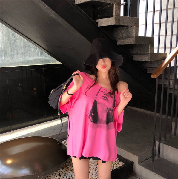 Naiste pikk lühikeste varrukate ja trükiga T-särk