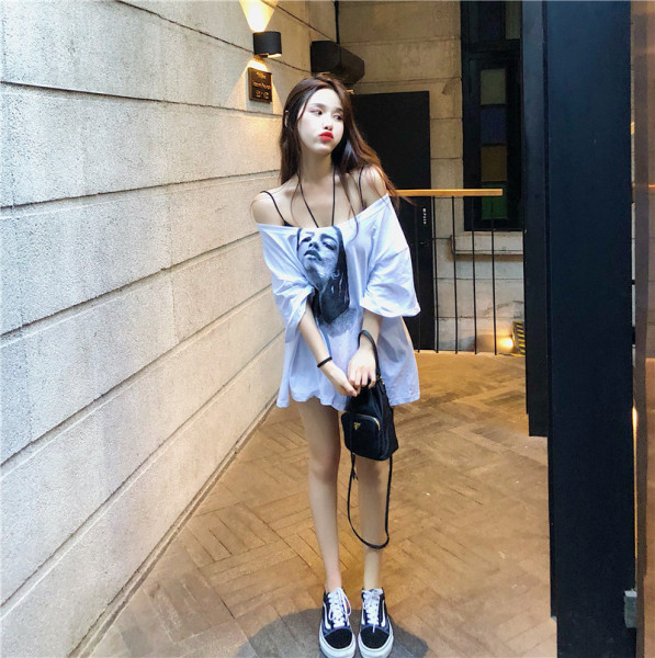 Naiste pikk lühikeste varrukate ja trükiga T-särk