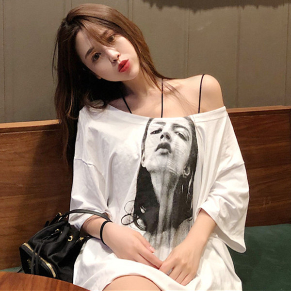 Naiste pikk lühikeste varrukate ja trükiga T-särk