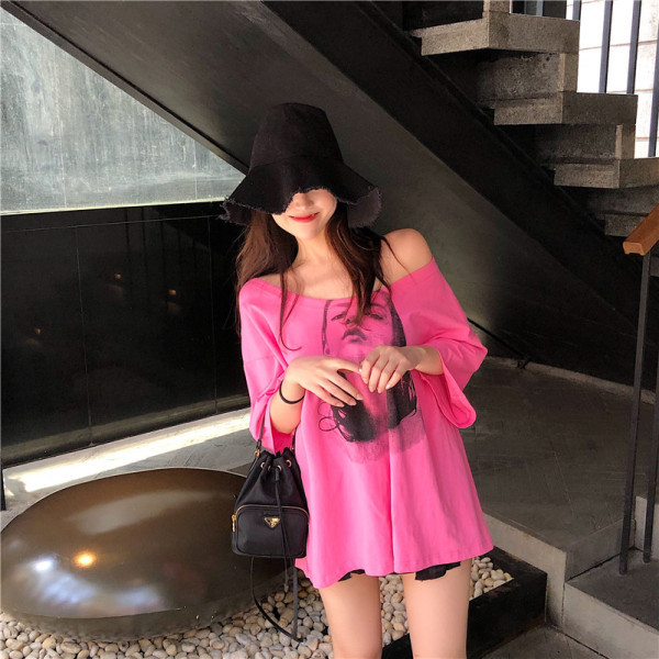 Naiste pikk lühikeste varrukate ja trükiga T-särk