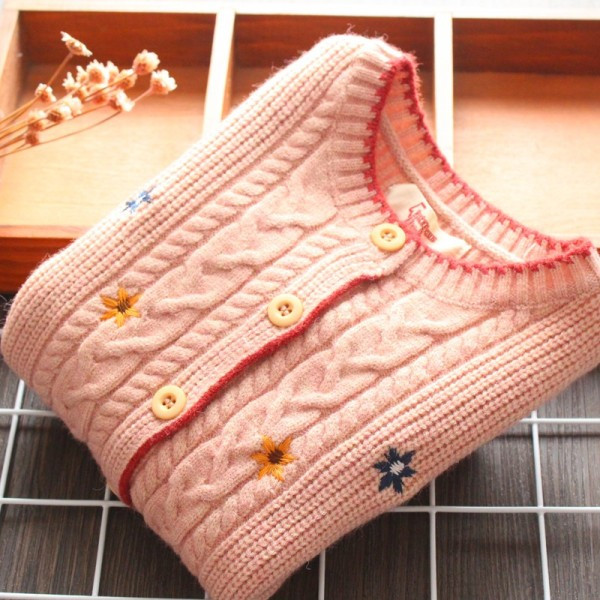 Šiuolaikinė vaikiška liemenė su siuvinėjimu ir ovalia iškirpte mergaitėms