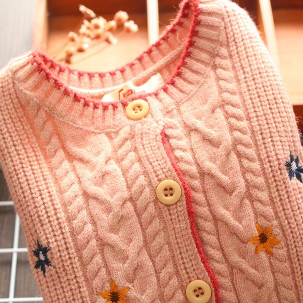 Šiuolaikinė vaikiška liemenė su siuvinėjimu ir ovalia iškirpte mergaitėms