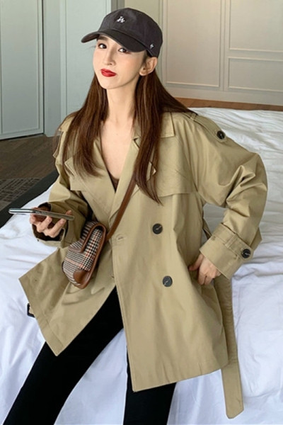 Modernus moteriškas paltas su diržu ir metaline sagtimi