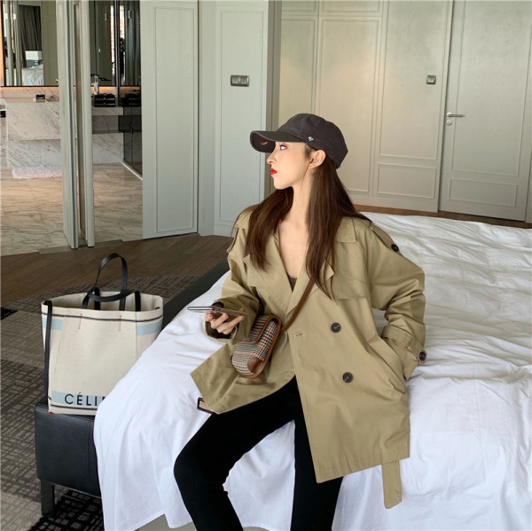 Modernus moteriškas paltas su diržu ir metaline sagtimi