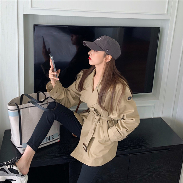 Modernus moteriškas paltas su diržu ir metaline sagtimi