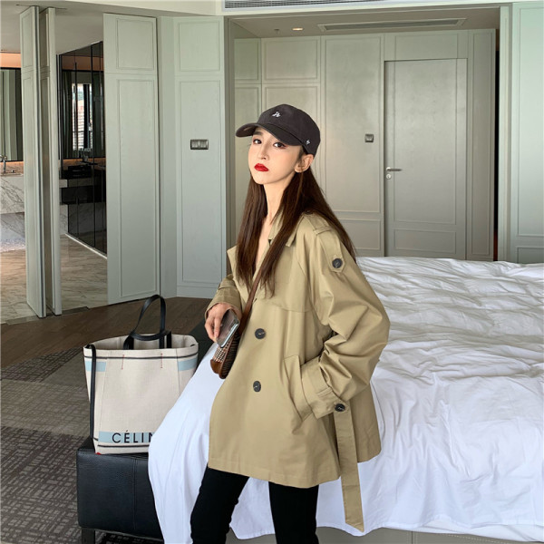 Modernus moteriškas paltas su diržu ir metaline sagtimi