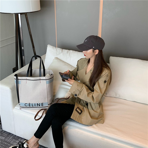 Modernus moteriškas paltas su diržu ir metaline sagtimi