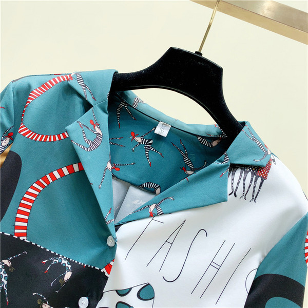 Moderns sieviešu krekls ar krāsainu rakstu, garām piedurknēm un klasisku apkakli