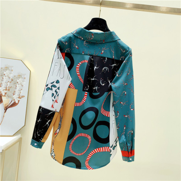 Moderns sieviešu krekls ar krāsainu rakstu, garām piedurknēm un klasisku apkakli