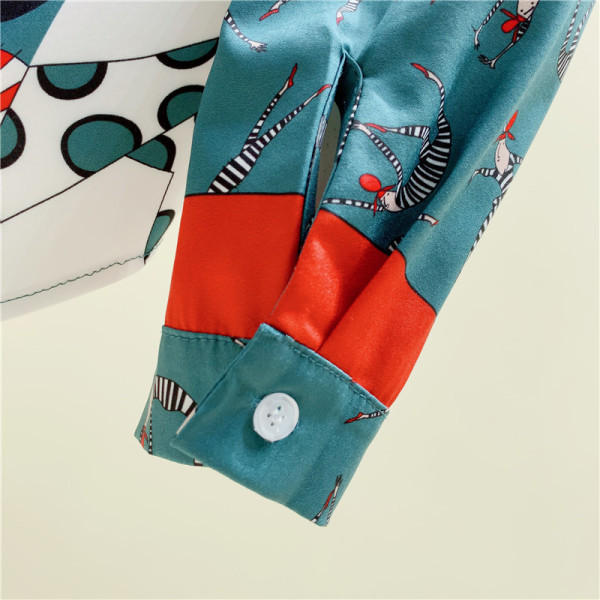 Moderns sieviešu krekls ar krāsainu rakstu, garām piedurknēm un klasisku apkakli