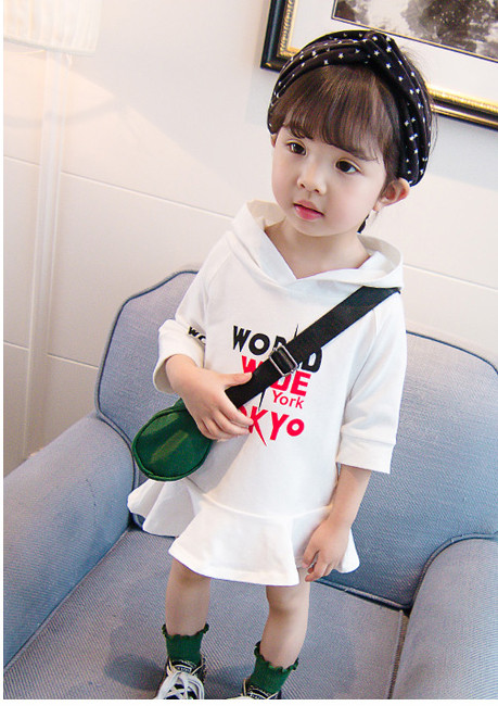 Alkalmi gyerekruha feliratokkal és kapucnival