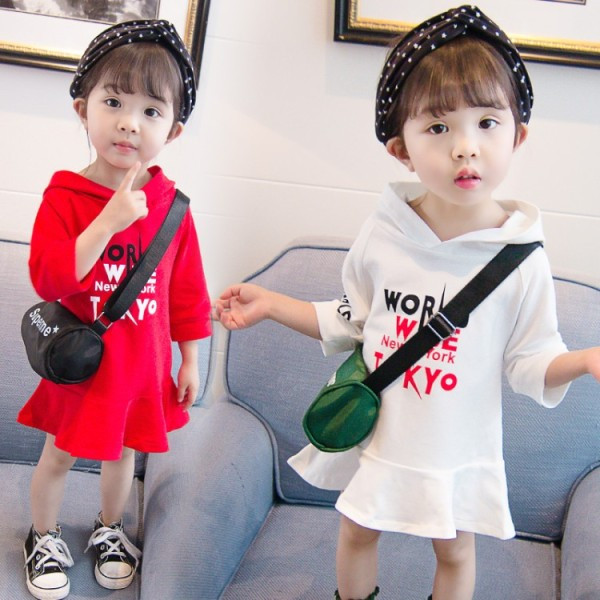 Alkalmi gyerekruha feliratokkal és kapucnival