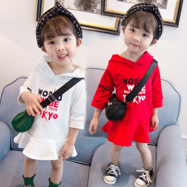 Alkalmi gyerekruha feliratokkal és kapucnival