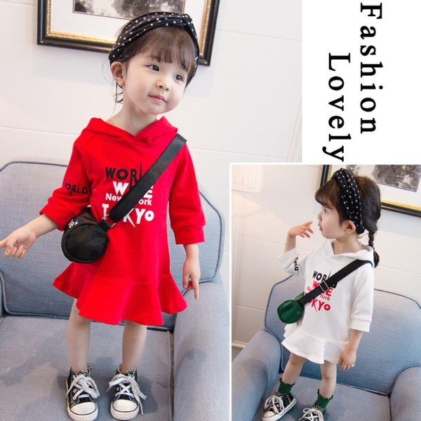 Alkalmi gyerekruha feliratokkal és kapucnival