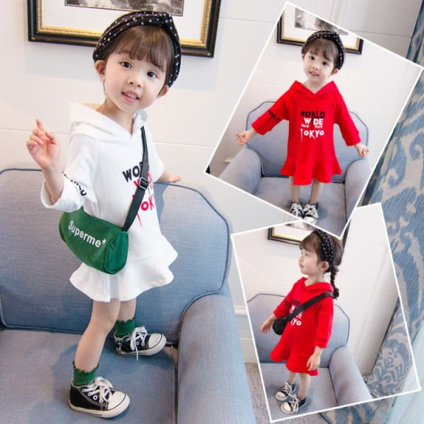 Alkalmi gyerekruha feliratokkal és kapucnival