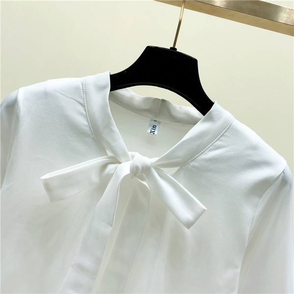 Cămașă albă elegantă, cu mâneci lungi și guler cu panglică