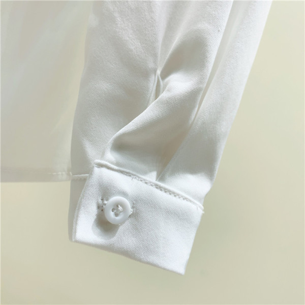 Cămașă albă elegantă, cu mâneci lungi și guler cu panglică