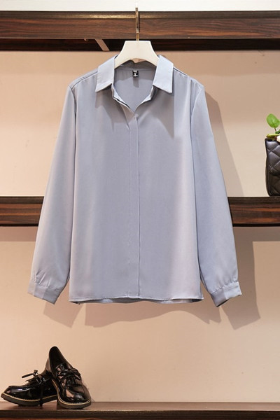 Vienkāršs sieviešu krekla modelis ar klasisku apkakli un garām piedurknēm