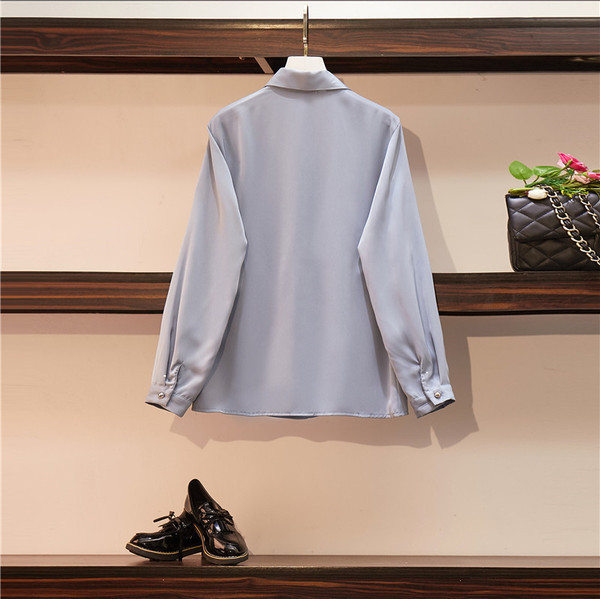 Vienkāršs sieviešu krekla modelis ar klasisku apkakli un garām piedurknēm