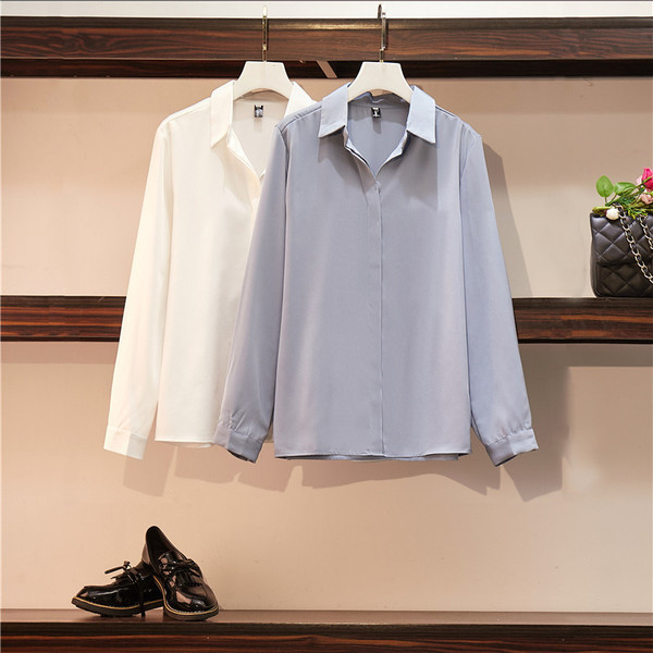 Vienkāršs sieviešu krekla modelis ar klasisku apkakli un garām piedurknēm