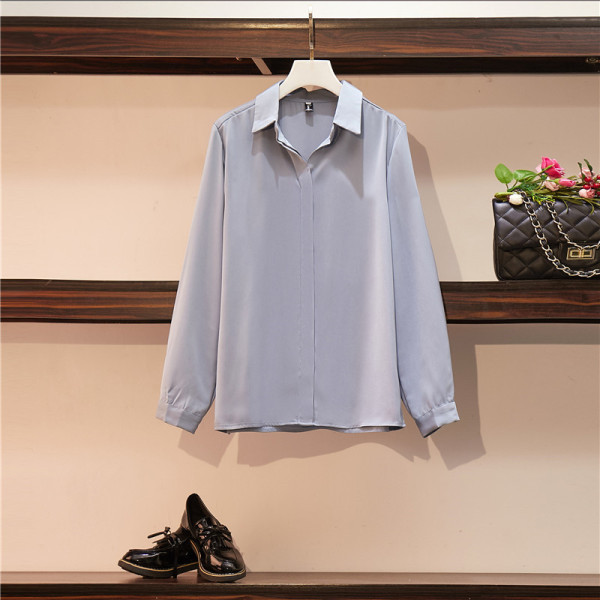 Vienkāršs sieviešu krekla modelis ar klasisku apkakli un garām piedurknēm