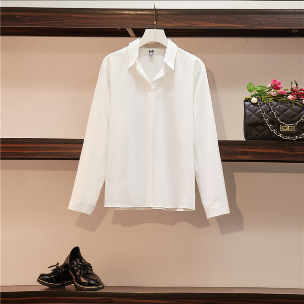 Vienkāršs sieviešu krekla modelis ar klasisku apkakli un garām piedurknēm