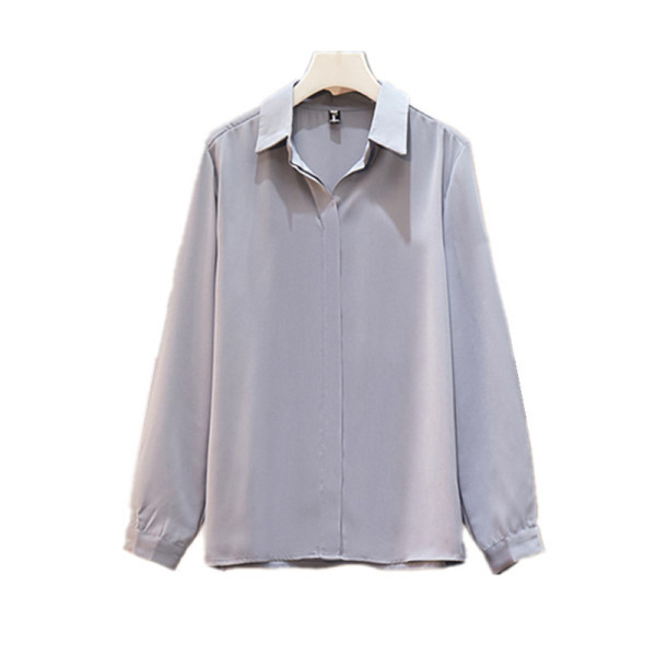 Vienkāršs sieviešu krekla modelis ar klasisku apkakli un garām piedurknēm