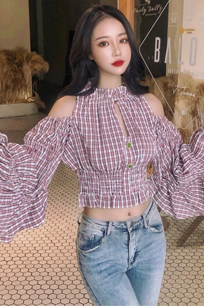 Īss rūtains sieviešu krekls ar izgriezumiem un platām piedurknēm